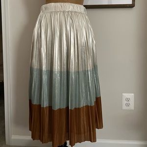 Metallic colorblock pleated skirt from Trafaluc Collection